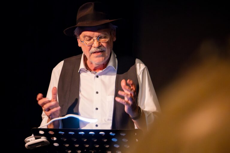 Read more about the article Oskar Ansull: “There I chirp / quietly, / like crickets do.”